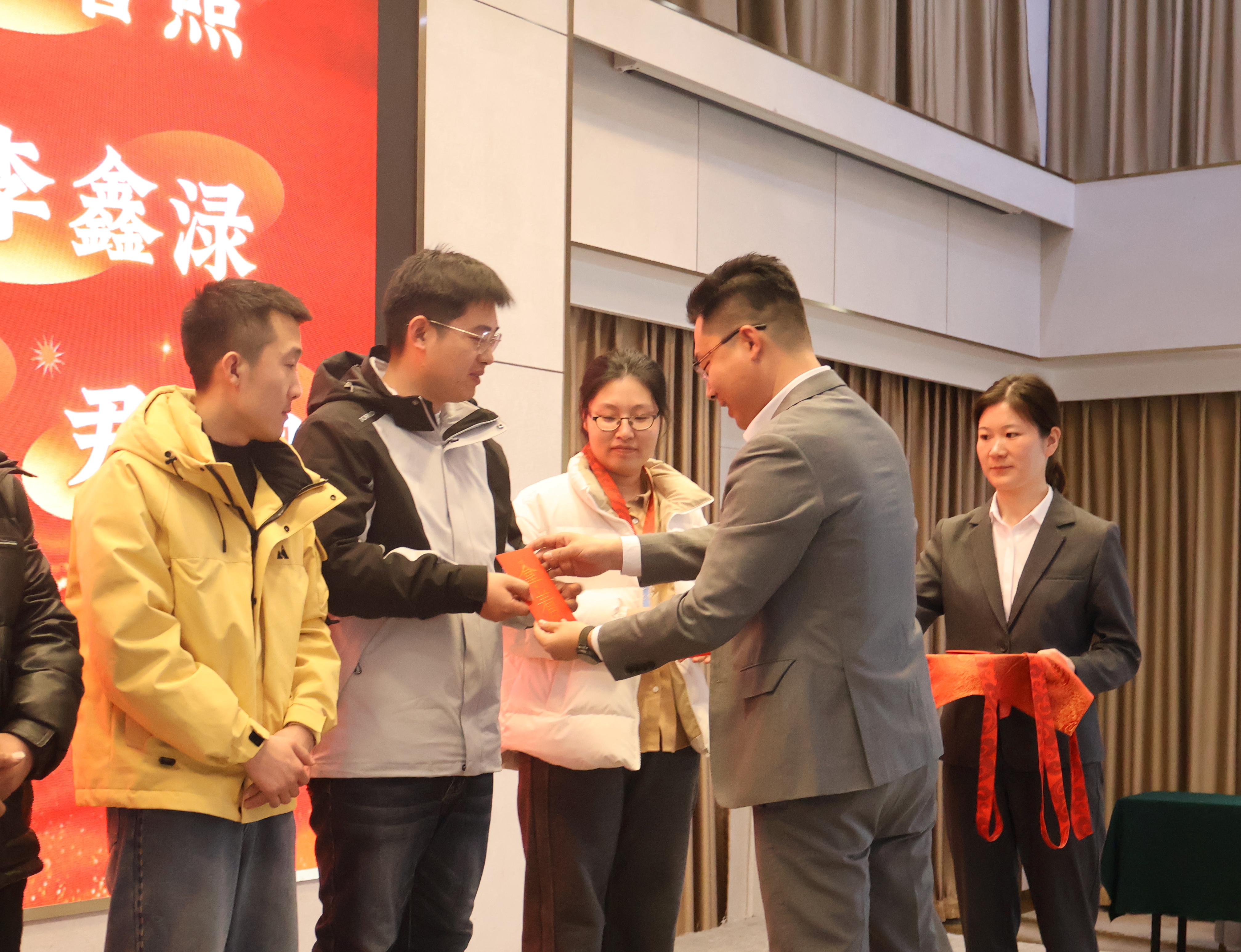 芭乐APP最新下载网址进入口2025年年会颁奖仪式